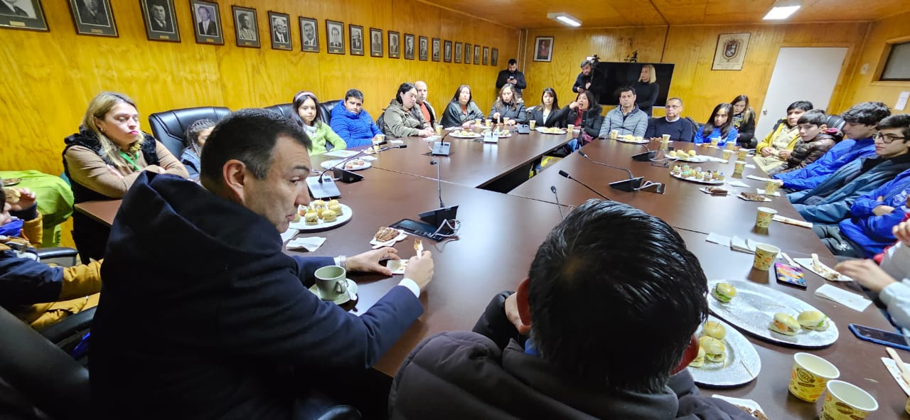 Deportistas agradecen aporte de Castro Municipio para la compra de zapatillas