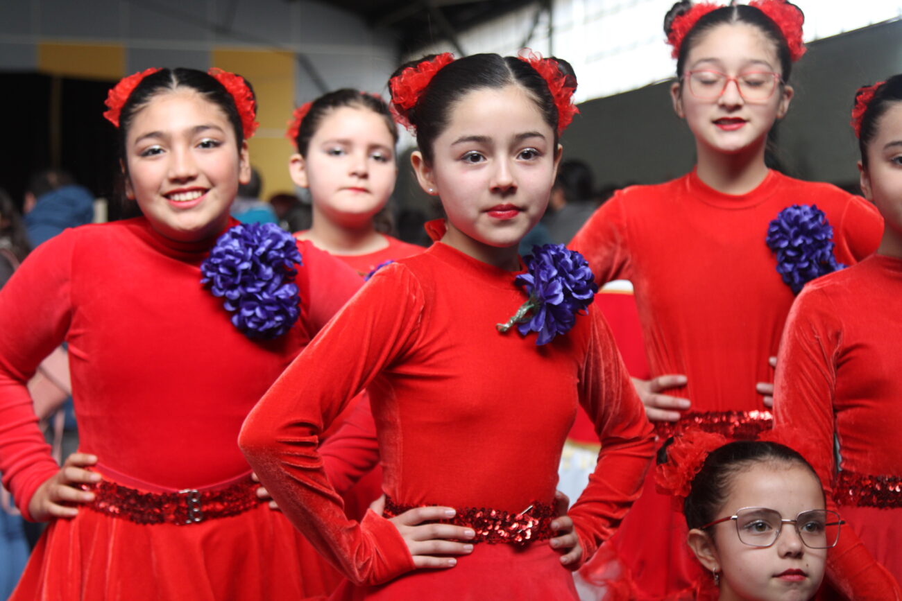 EN EL COMPLEJO EDUCACIONAL CARLOS HOLZAPFEL DE PUCÓN REALIZARON GALA DE DANZA LATINOAMERICANA – Website de la Municipalidad de Pucón