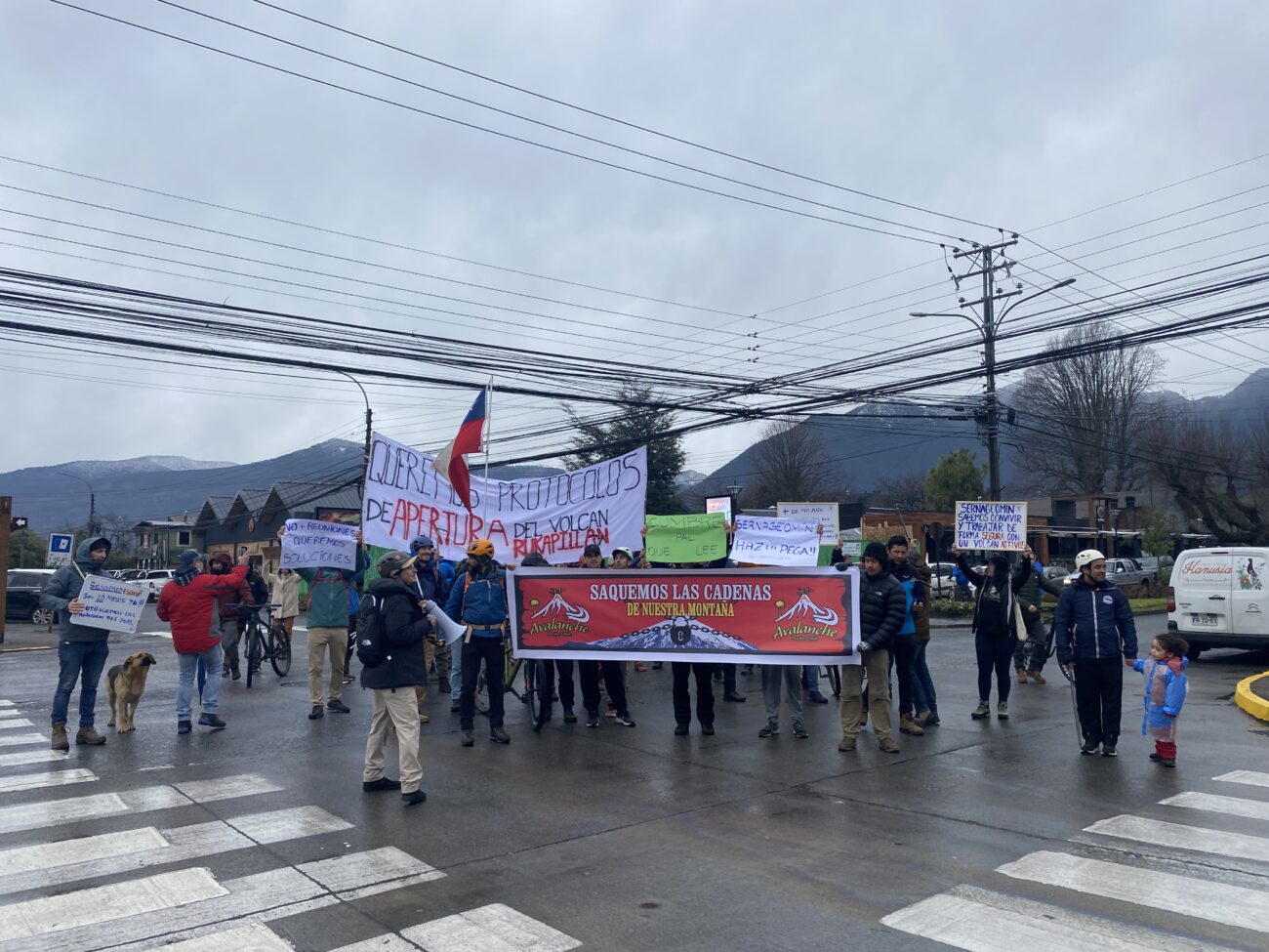 GÚIAS DE MONTAÑA SE MANIFESTARON PARA PEDIR REAPERTURA ASCENSOS AL CRÁTER VOLCÁN VILLARRICA – Website de la Municipalidad de Pucón
