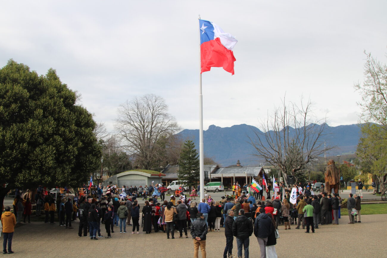 IZAN BANDERA NACIONAL EN LA PLAZA DE ARMAS DE PUCÓN – Website de la Municipalidad de Pucón