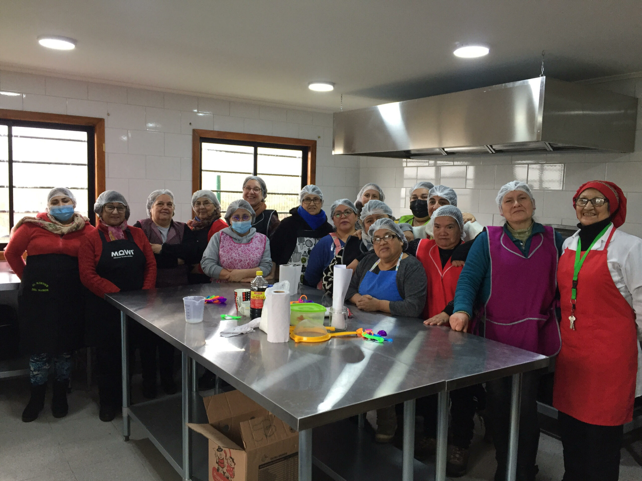 Vecinas de Castro fortalecen vínculos a través de un taller de repostería chilota