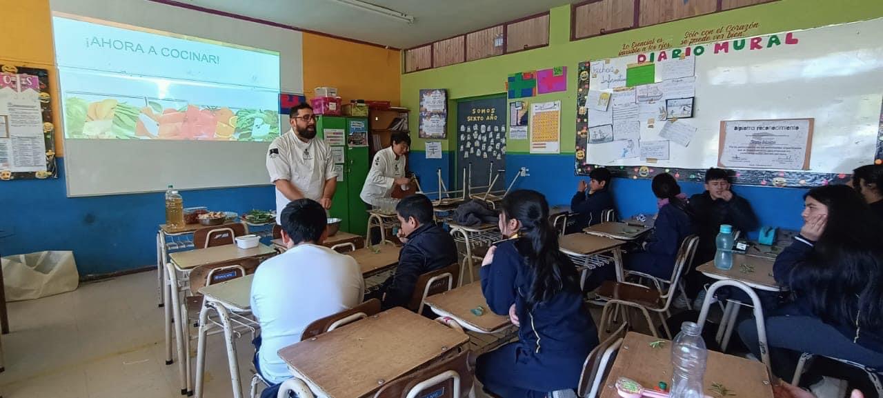 A PASO FIRME SE DESARROLLA TALLER DE MEDIOAMBIENTE EN ESCUELA MUNICIPAL EL CLARO DE PUCÓN – Website de la Municipalidad de Pucón