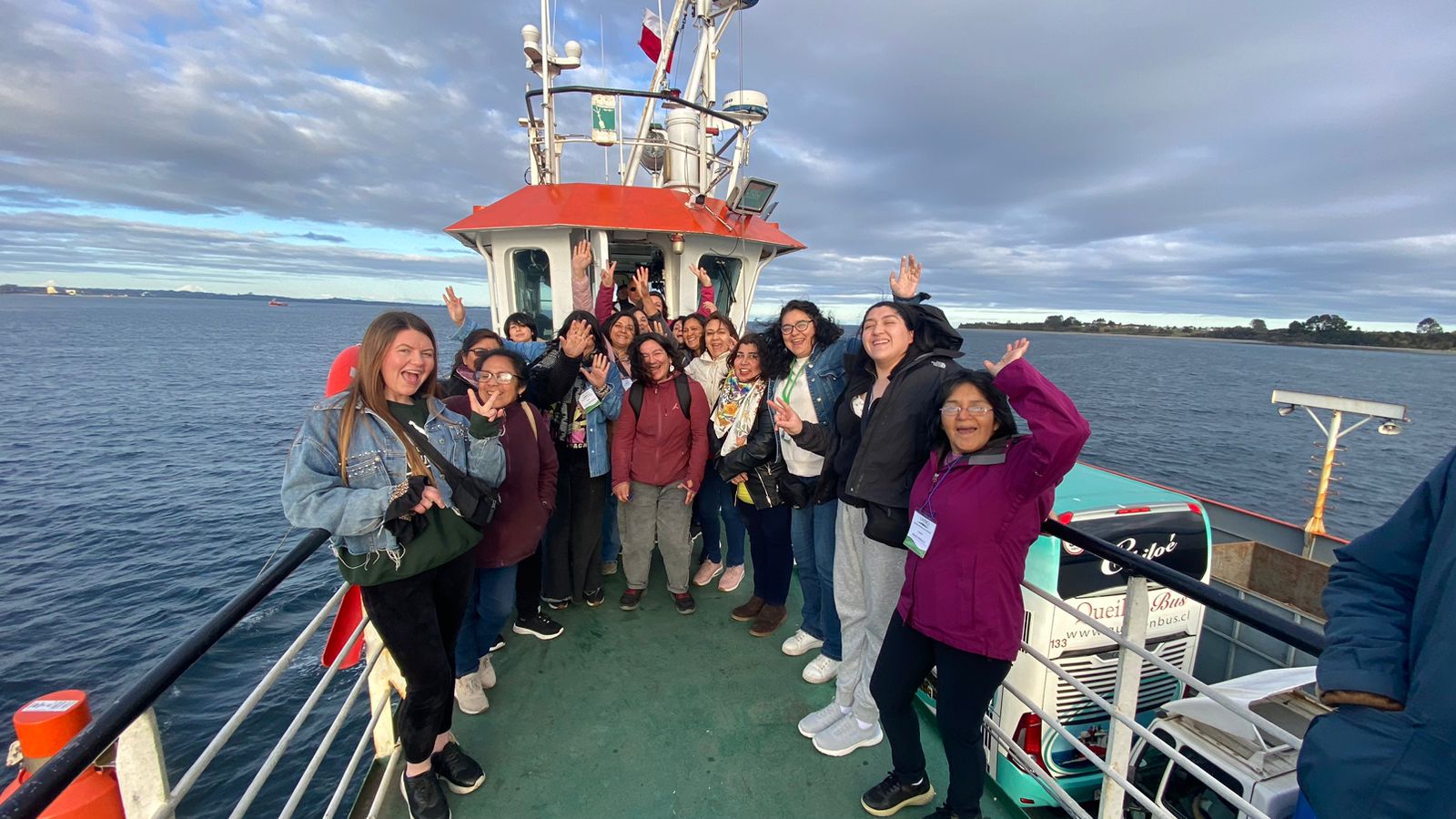 Artesanas castreñas viajan rumbo a la capital para representar a Chiloé
