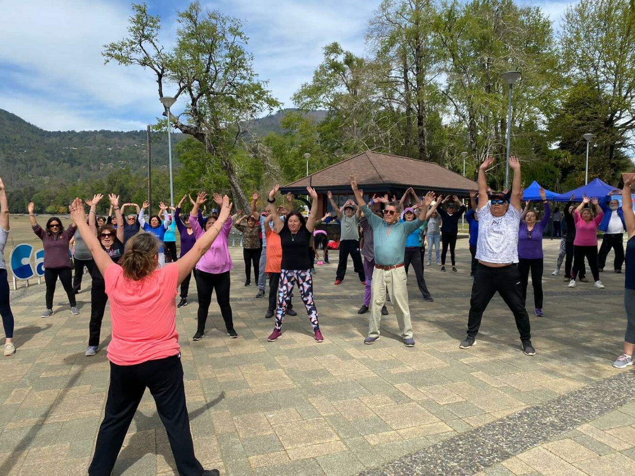 EN CABURGUA REALIZARON BAILE ENTRETENIDO Y ENTRENAMIENTO FUNCIONAL PARA PERSONAS MAYORES DE PUCÓN – Website de la Municipalidad de Pucón
