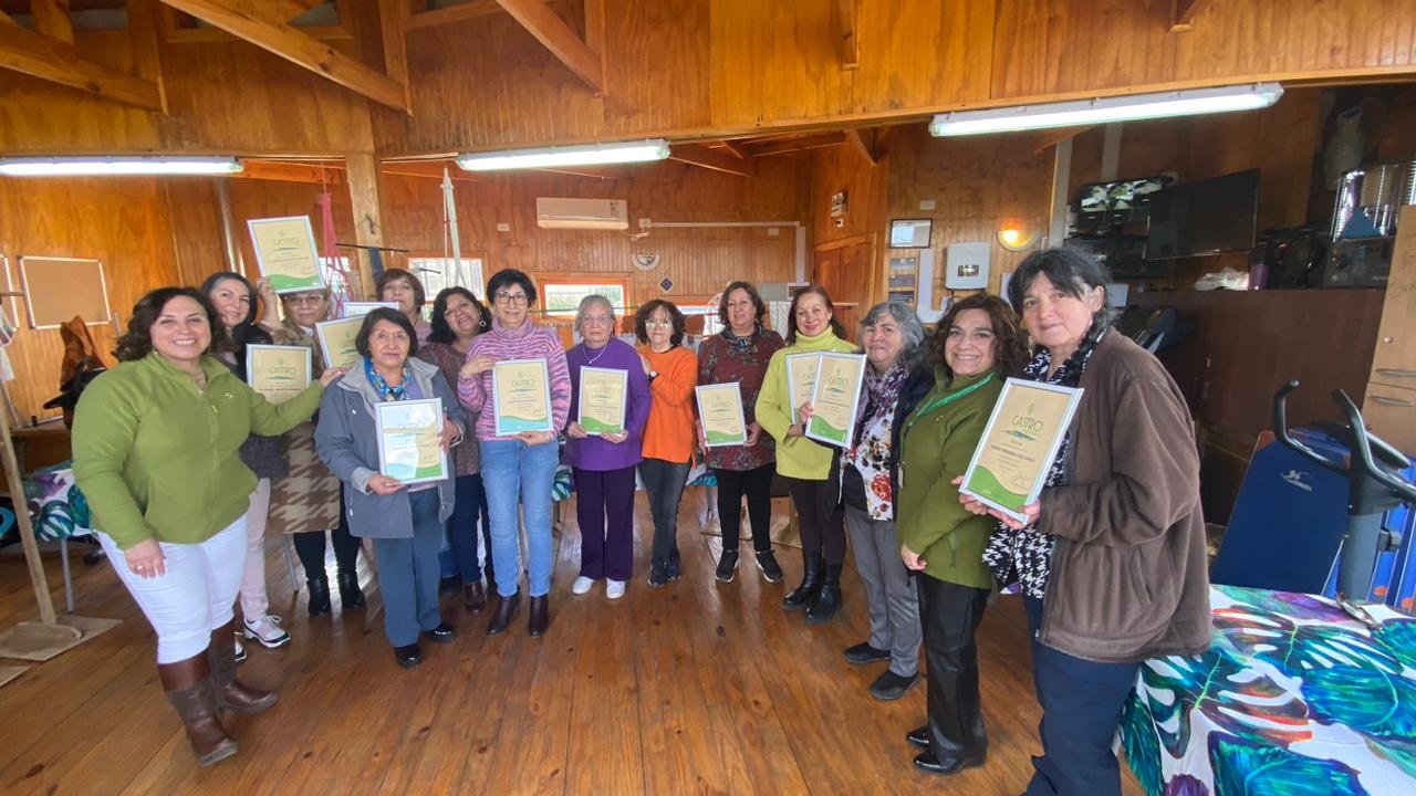 Exitoso resultó el reciente curso de macramé que impartió Castro Municipio