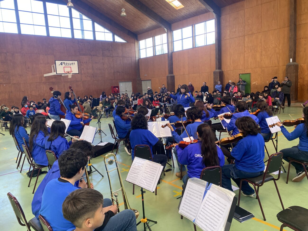 ORQUESTA JUVENIL DE SAN BERNARDO VISITÓ ESCUELA MUNICIPAL CARILEUFU – Website de la Municipalidad de Pucón