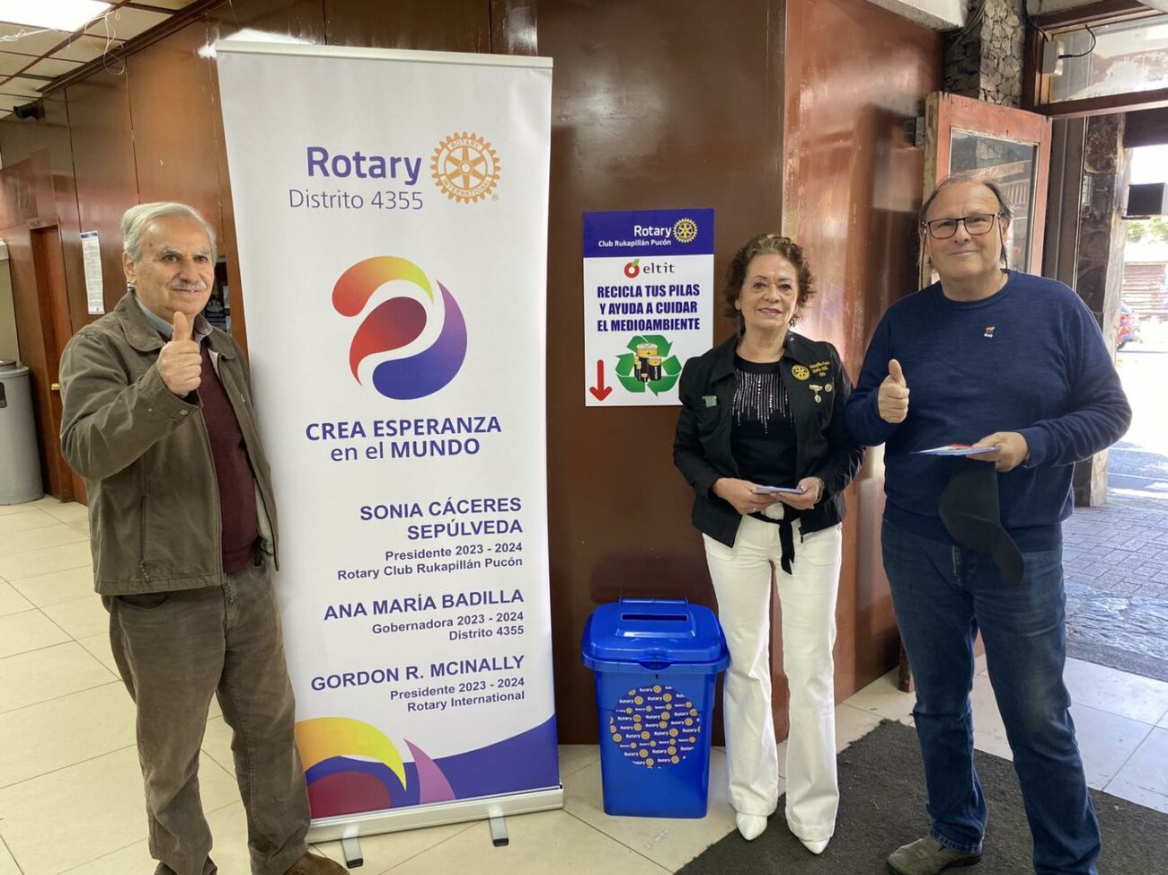 ROTARIOS DE CLUB RUCAPILLÁN PUCÓN INSTALARON DOS NUEVOS PUNTOS DE RECICLAJE DE PILAS – Website de la Municipalidad de Pucón