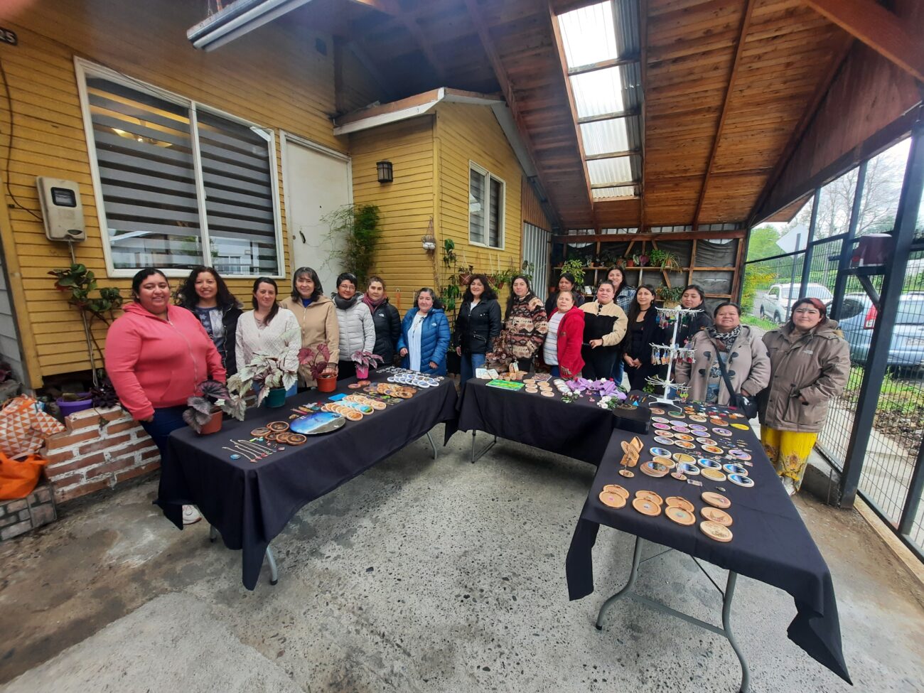 25 SOCIAS DE PUCÓN PARTICIPARON DEL ÚLTIMO TALLER DE RESINA EPÓXICA – Website de la Municipalidad de Pucón