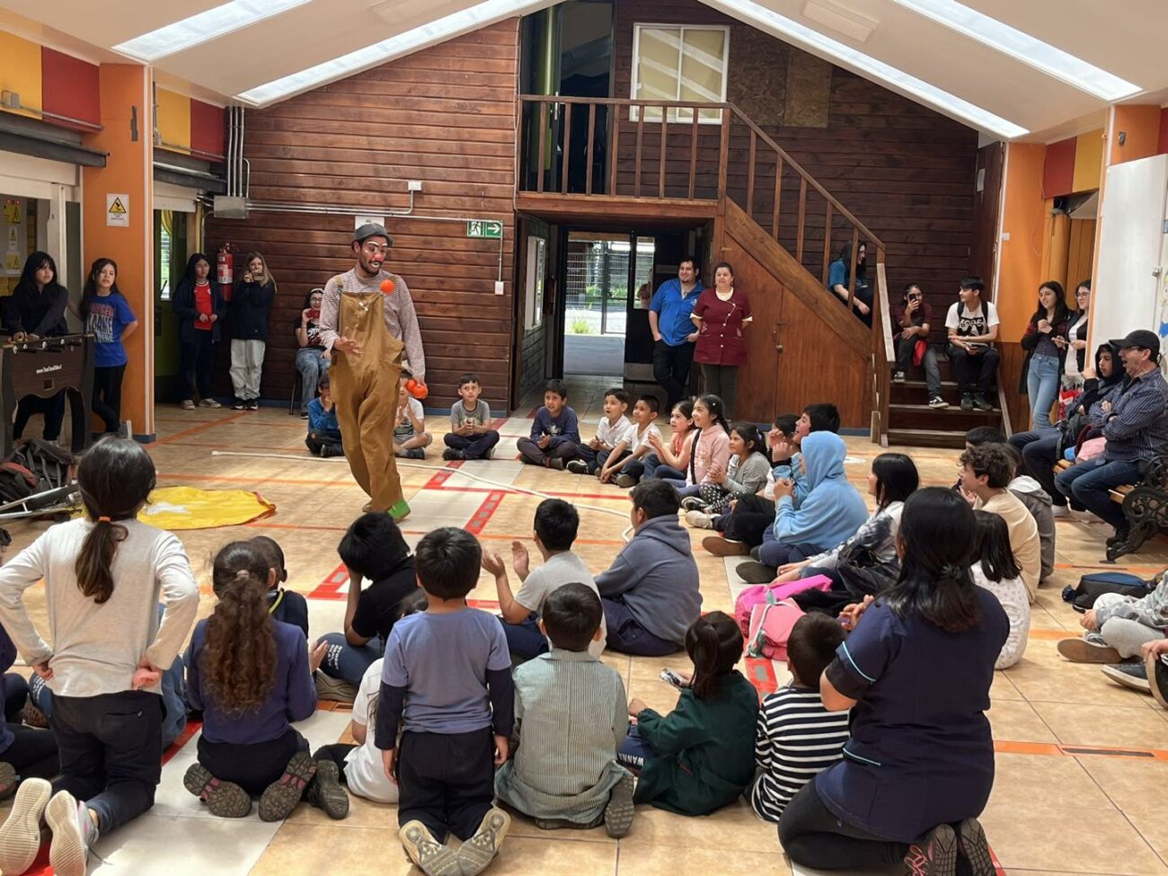 CON ESPECTÁCULO CIRSENCE REALIZARON TARDE ENTRETENIDA PARA NIÑOS DE LA ESCUELA MUNICIPAL PALGUÍN BAJO – Website de la Municipalidad de Pucón