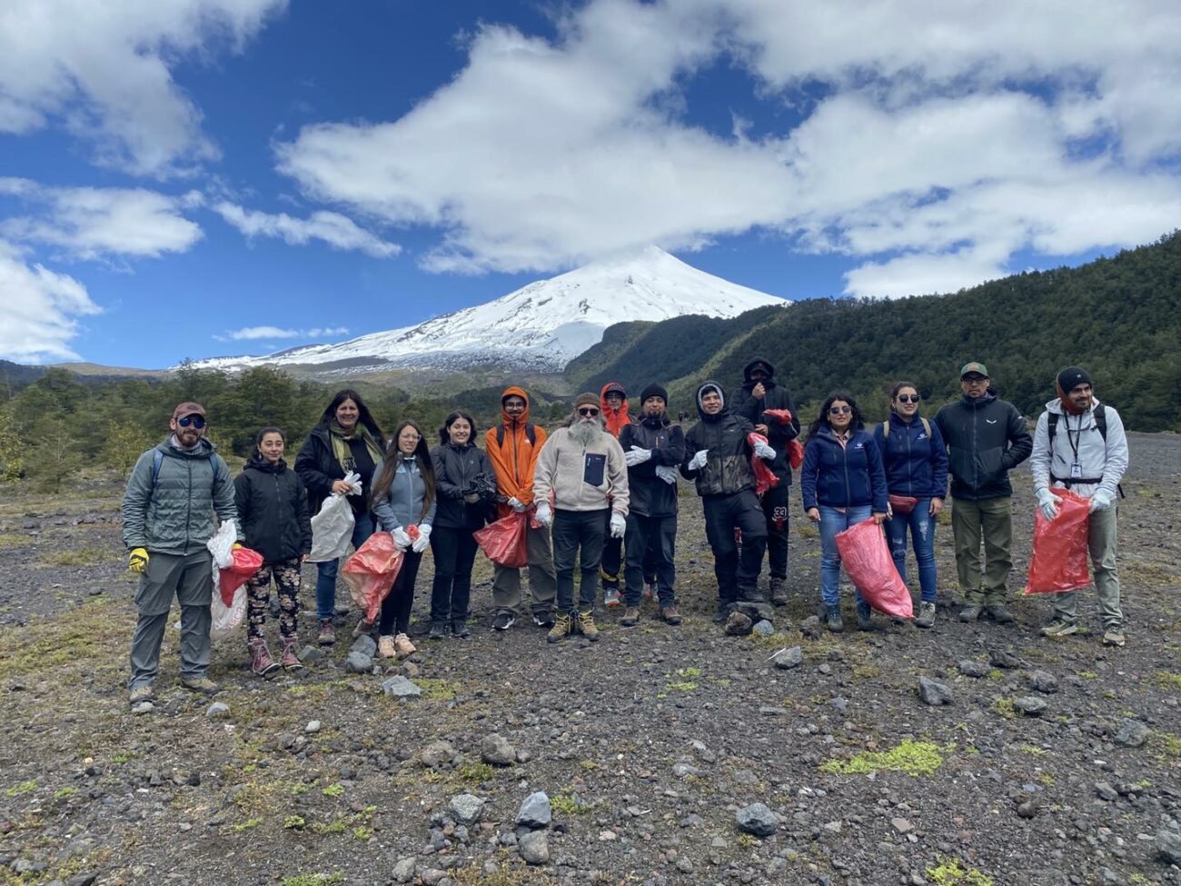 EN PUCÓN ESTUDIANTES Y VECINOS LIMPIARON SECTOR PLAYÓN DEL VOLCÁN VILLARRICA POR MES DE LAS MONTAÑAS Y RÍOS LIMPIOS