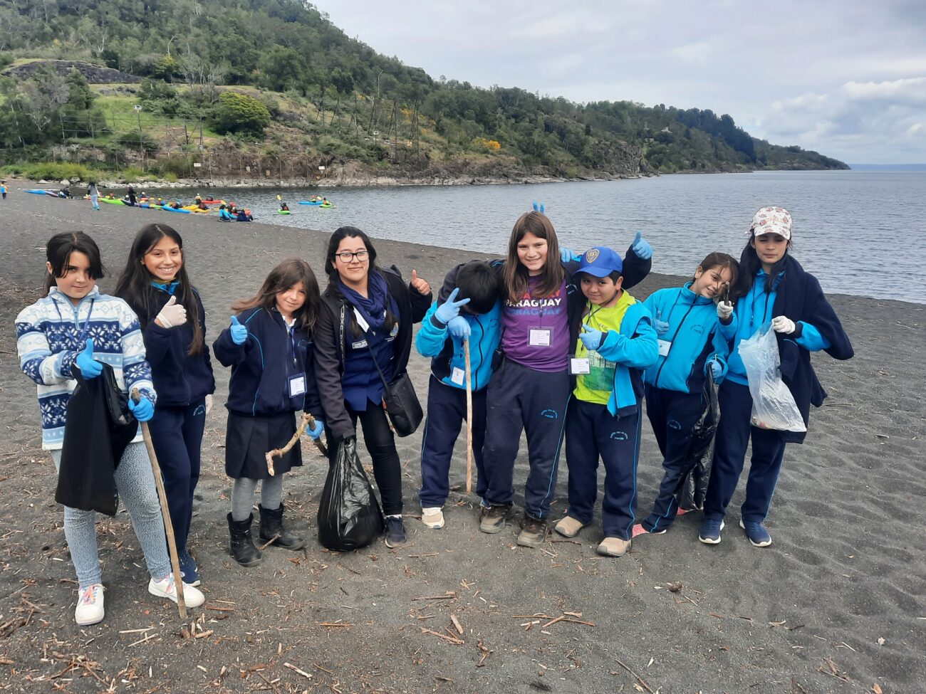 MUNICIPIO DE PUCÓN CELEBRA EL MES DE LAS MONTAÑAS Y RÍOS LIMPIOS CON LIMPIEZA EN BORDE DE LOS LAGOS VILLARRICA Y CABURGUA