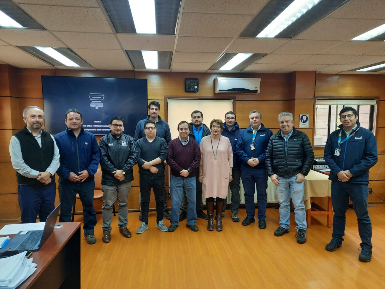 MUNICIPIO DE PUCÓN REALIZÓ MESA DE TRABAJO CON LAS EMPRESAS DE TELECOMUNICACIONES PARA RETIRAR EL CABLE EN DESUSO