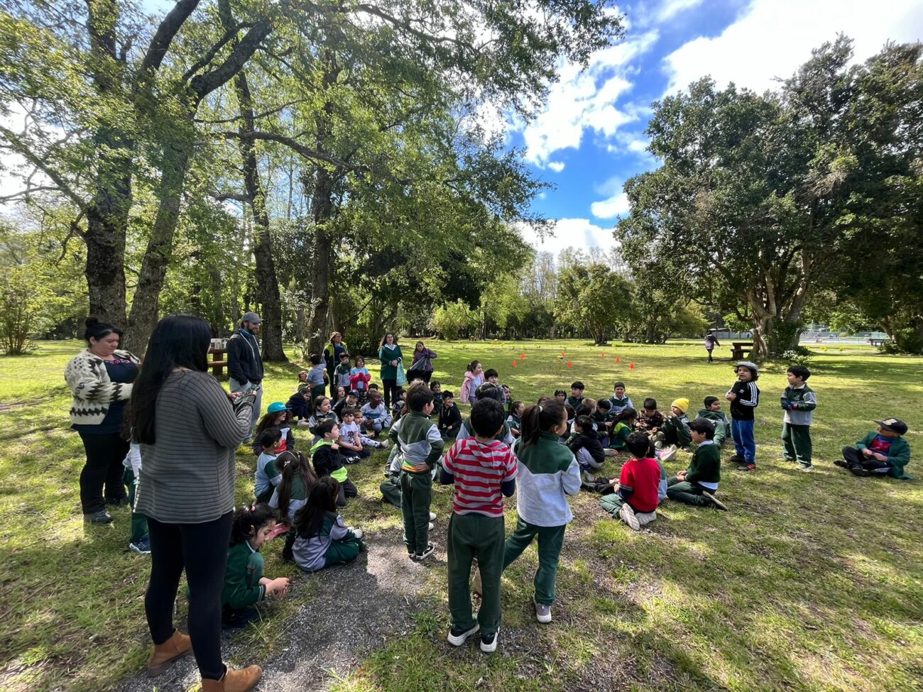 NIÑOS Y NIÑAS DE KINDER DEL COMPLEJO EDUCACIONAL CARLOS HOLZAPFEL VISITARON EL PARQUE DEPORTIVO MUNICIPAL – Website de la Municipalidad de Pucón
