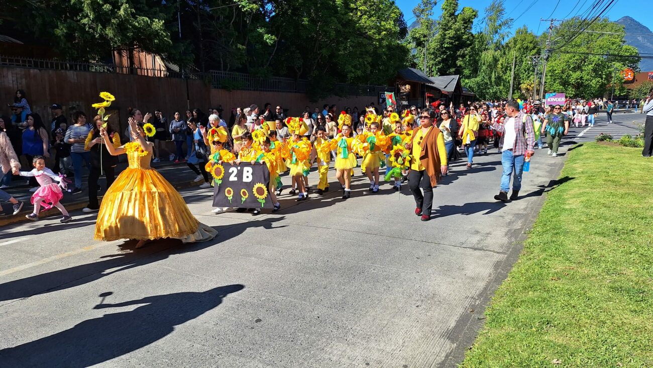 PUCÓN SE LLENÓ DE COLORIDO CON CARNAVAL DE LA PRIMAVERA – Website de la Municipalidad de Pucón