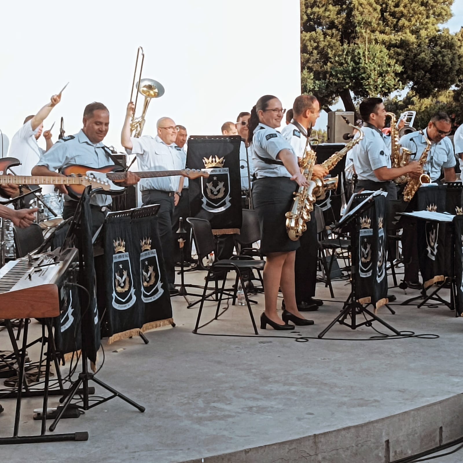Con Gran Éxito Se Presentó La Big Band De La Fuerza Aérea En El Parque Municipal