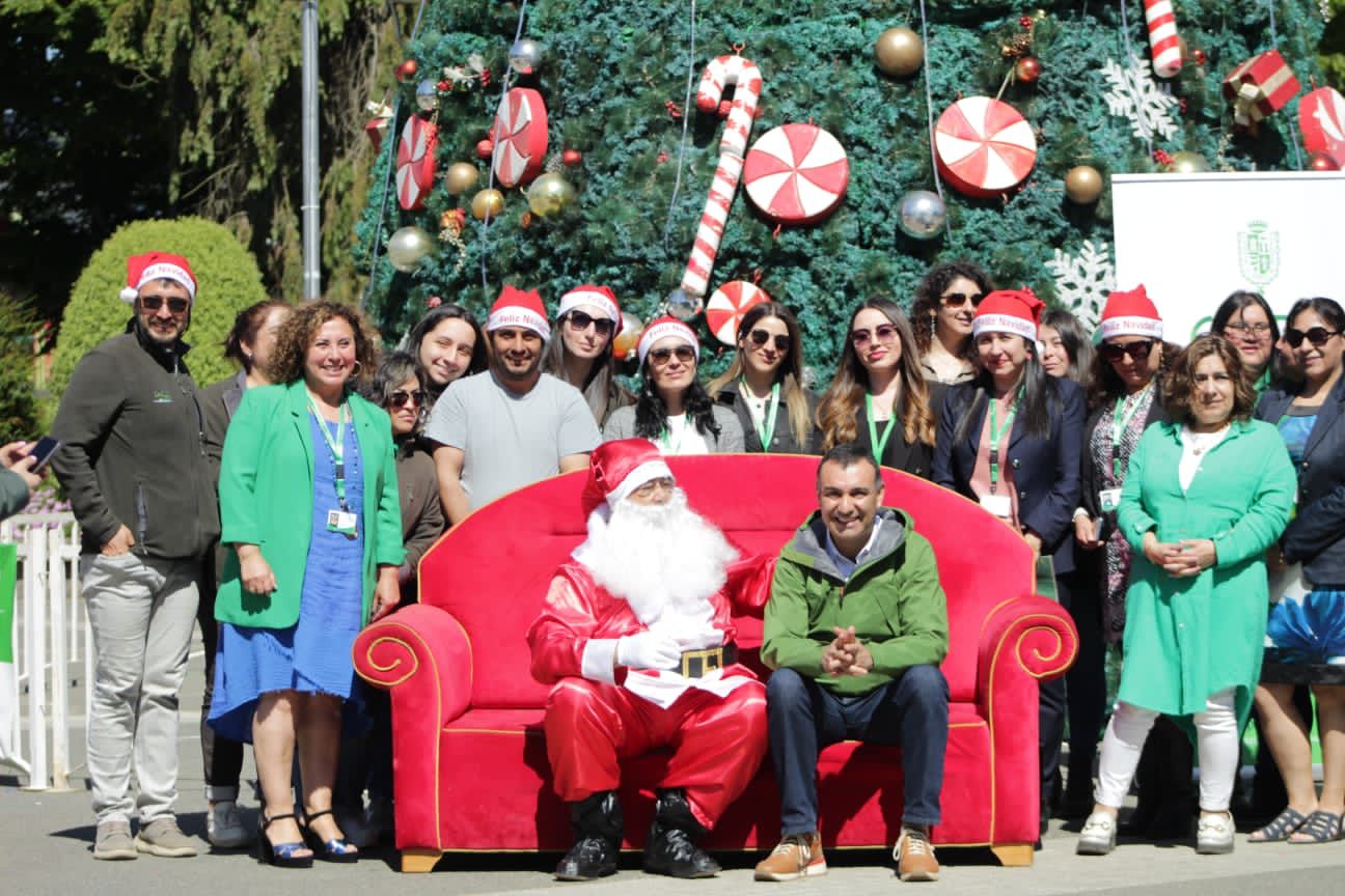 El viejito pascuero inicia caravana de regalos y eventos navideños en Castro