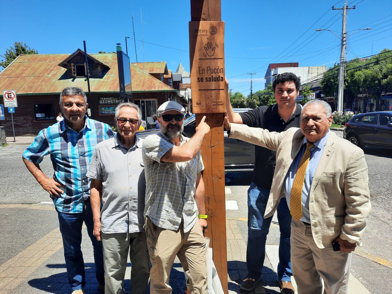 ROTARY CLUB PUCÓN Y EL MUNICIPIO LACUSTRE INSTALAN LETREROS AMIGABLES EN AVENIDA PRINCIPAL  – Website de la Municipalidad de Pucón