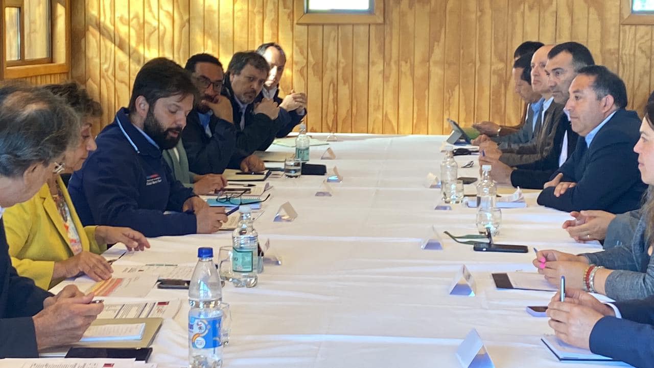 Alcalde de Castro pidió al Presidente Boric avanzar en la pavimentación de caminos rurales y comenzar con un plan de pavimentación de caminos básicos.