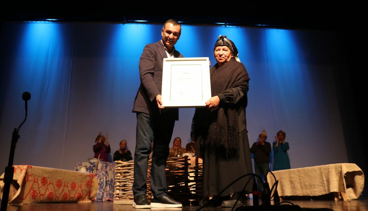 Frieda Muñoz recibe el Premio Chiloé de Extensión Cultural 2024: Celebrando una vida dedicada al teatro