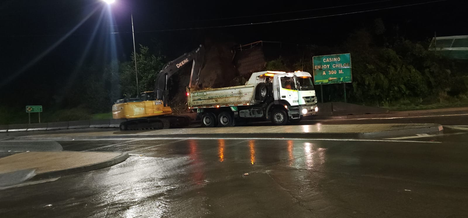 Derrumbe en sector Gamboa: Castro Municipio recupera el tránsito tras intensas horas de trabajo