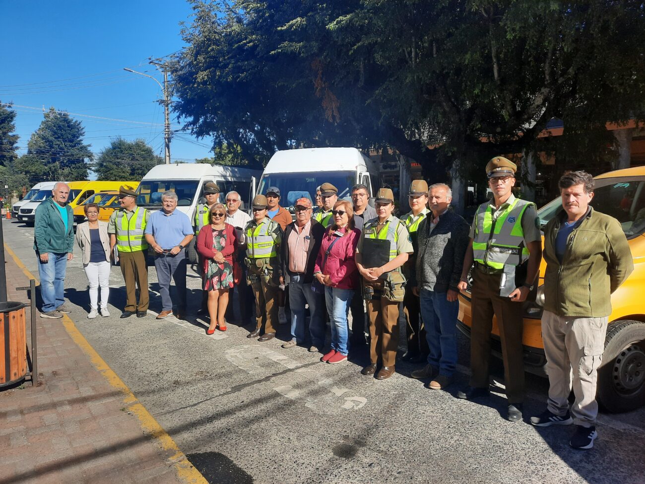 LA NOVENA COMISARÍA DE PUCÓN ENTREGÓ SELLOS DE SEGURIDAD A TRANSPORTISTAS ESCOLARES TRAS FISCALIZACIÓN POR LA LLEGADA DE MARZO  